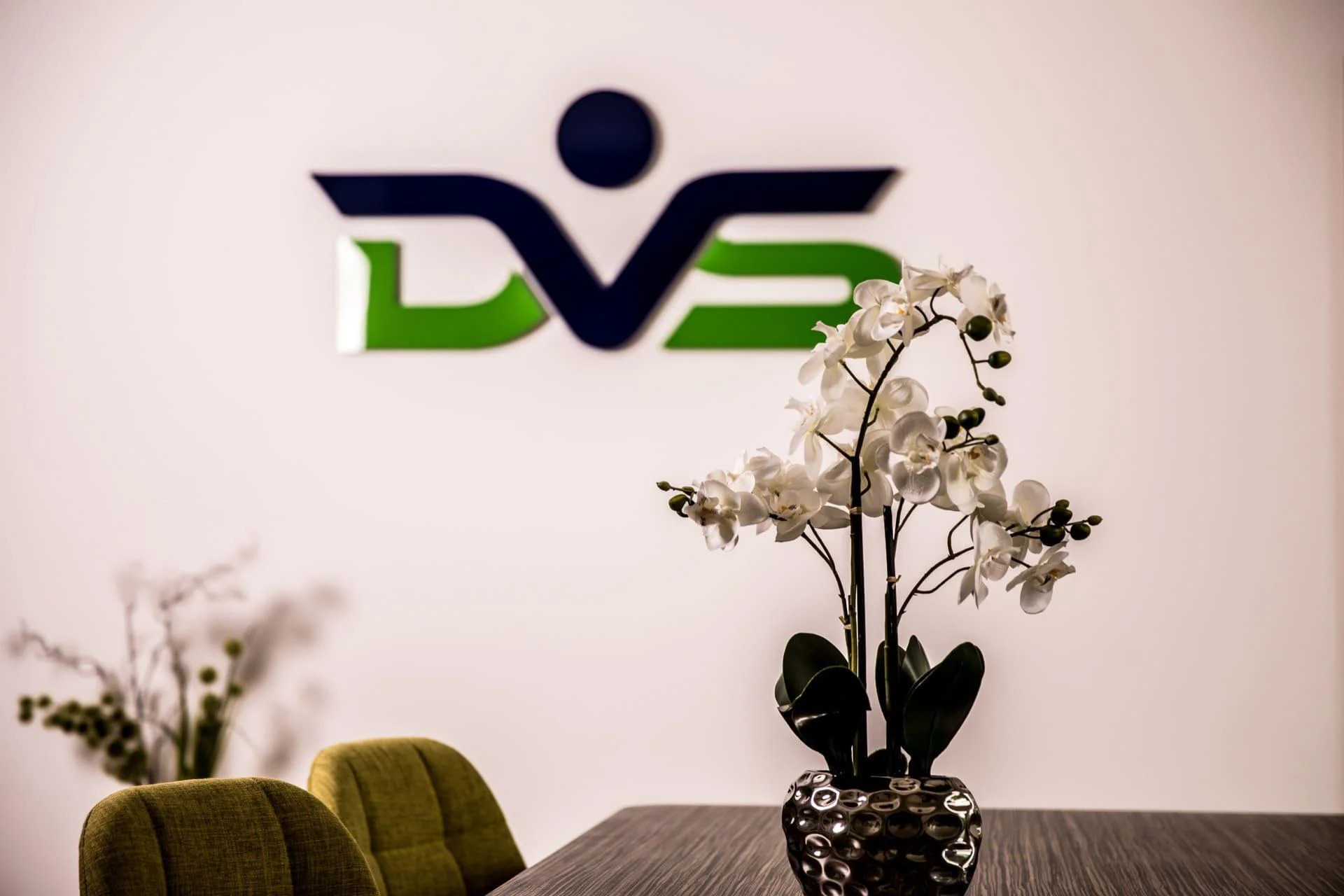 DVS Pflegedienst - Tisch mit Orchideen